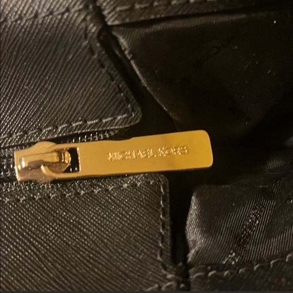 Authentic Michael Kors handbag. - Picture 5 of 10
